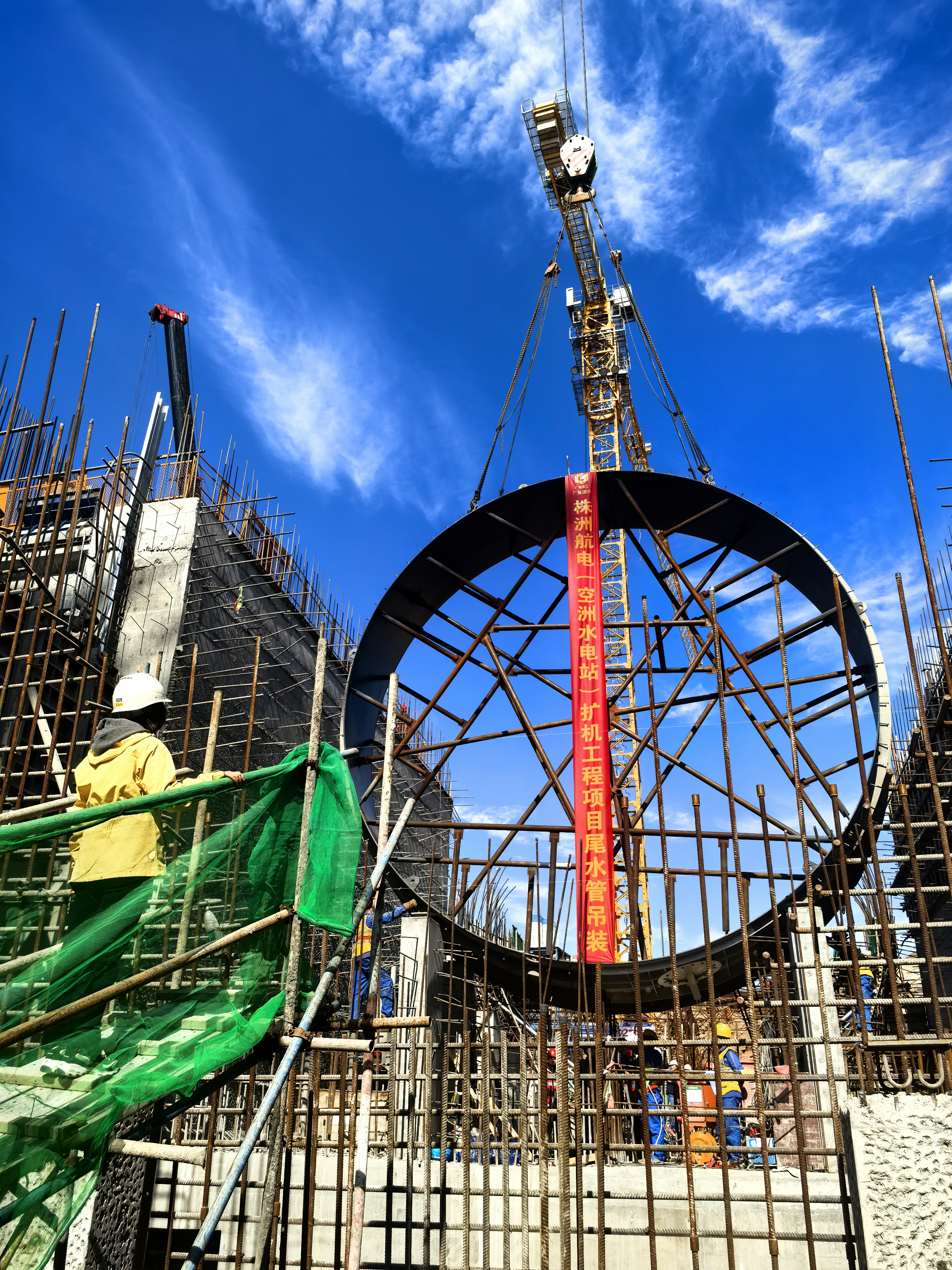 株洲航電（空洲水電站）擴機工程項目 首節尾水管順利完成吊裝